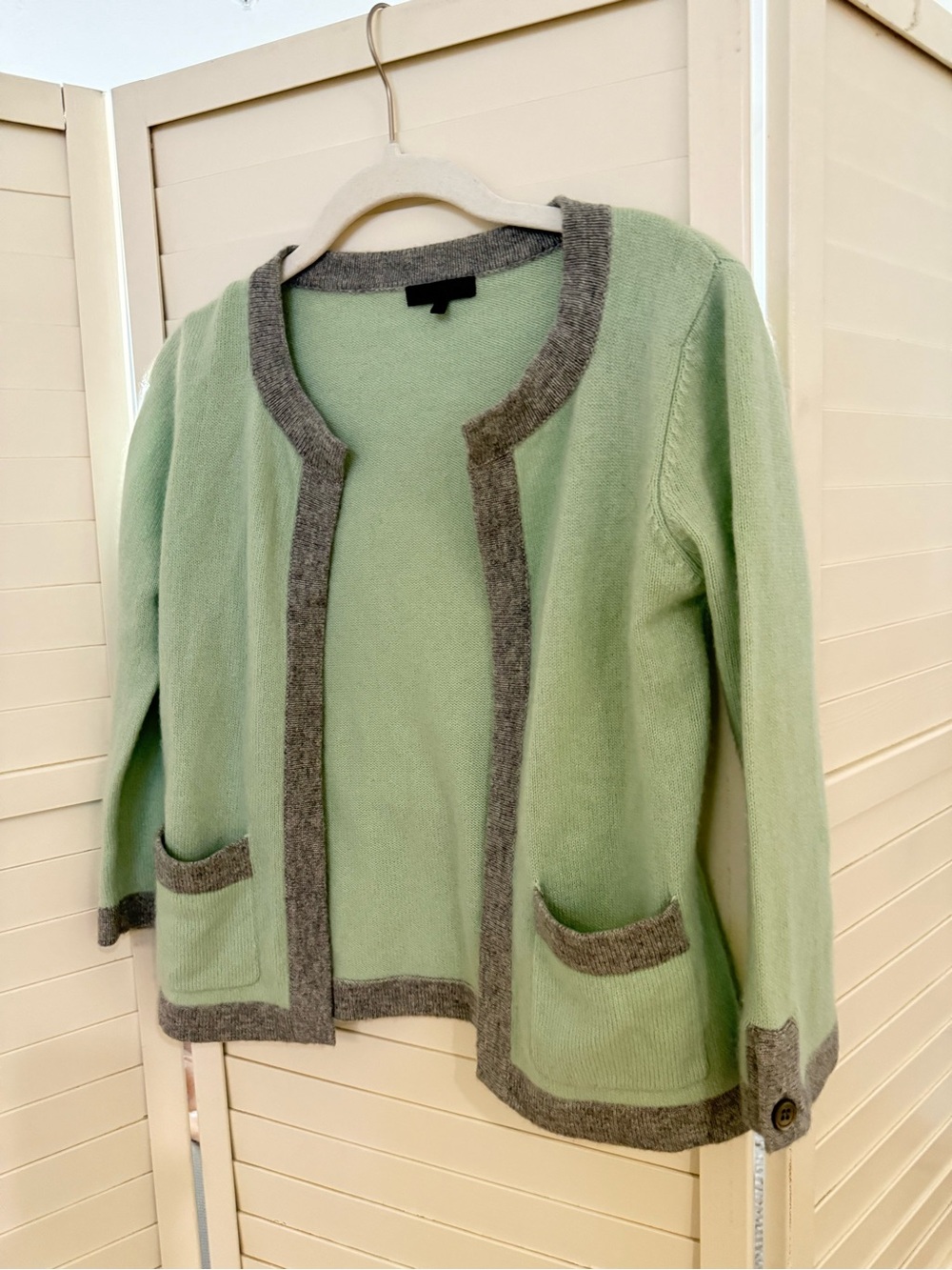 Fable cashmere Light Green Contrast-Trim Open Cardigan Sweater